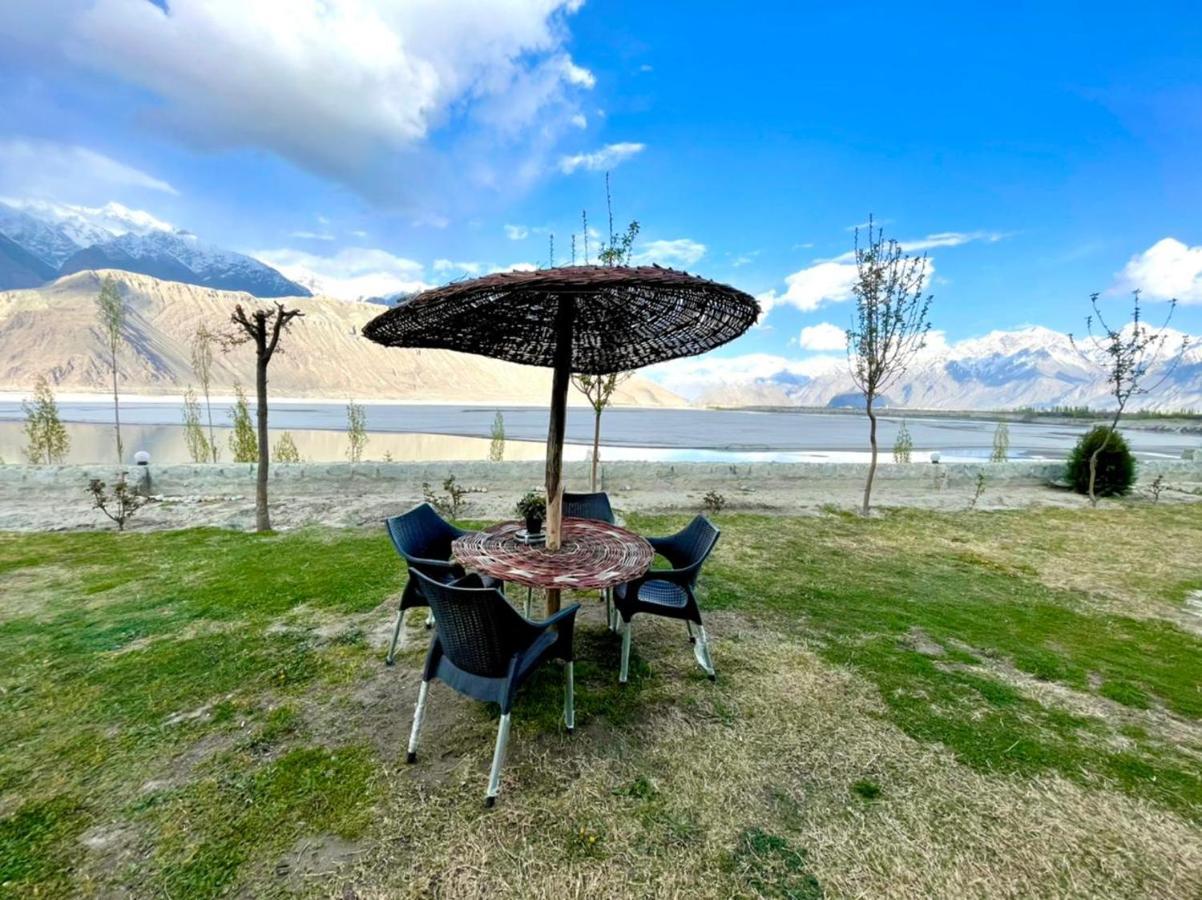 Indus View Hotel Skardu Ngoại thất bức ảnh